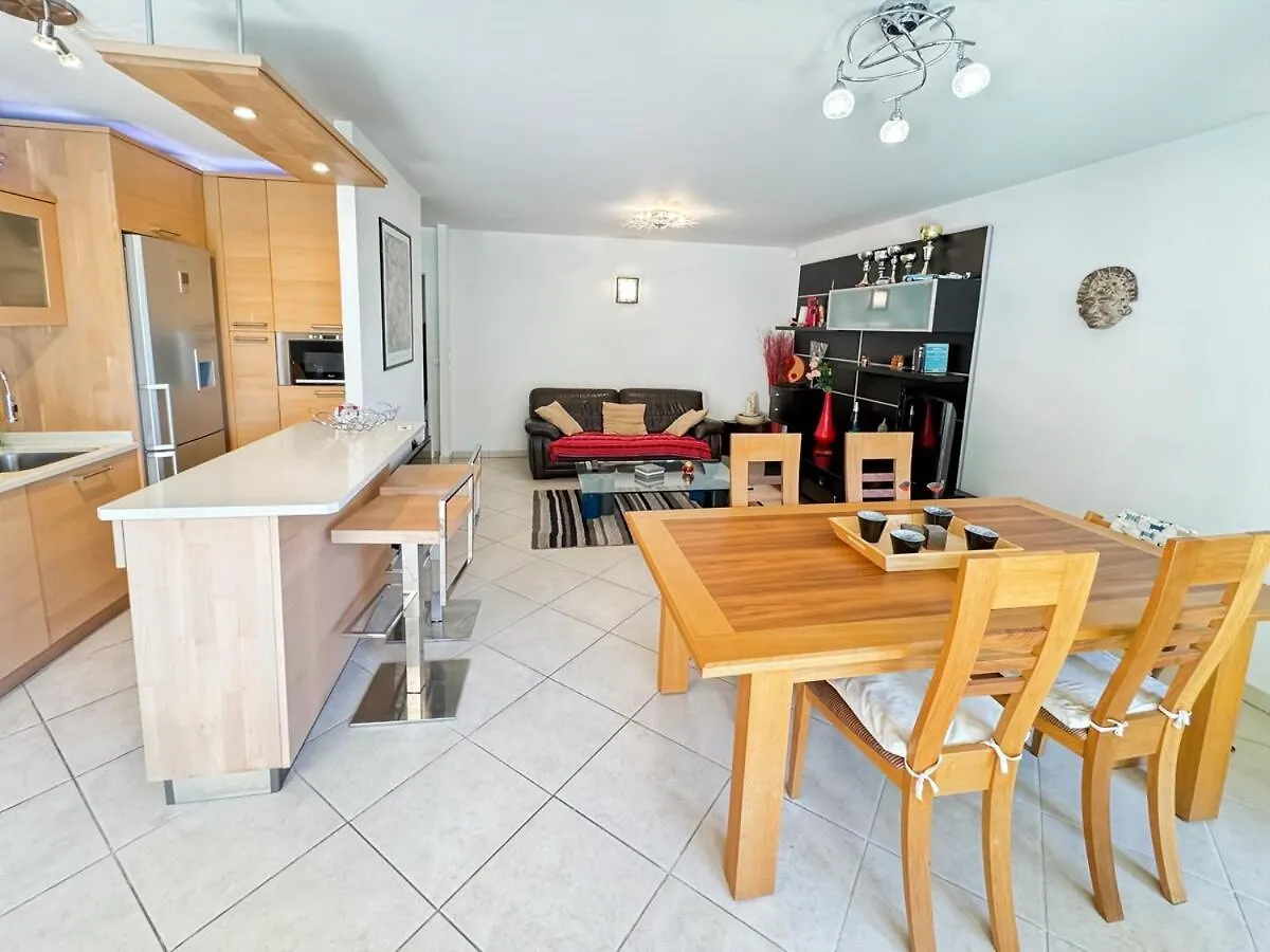 Apartamento Magic Pool View, Rickeys Rocabruna 0*,  Francia